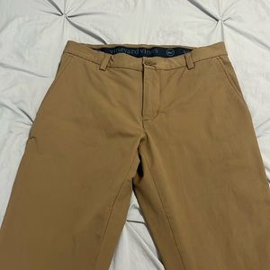 Vineyard vines on the go pants 30x32 GUC. No rips, stains or tears.